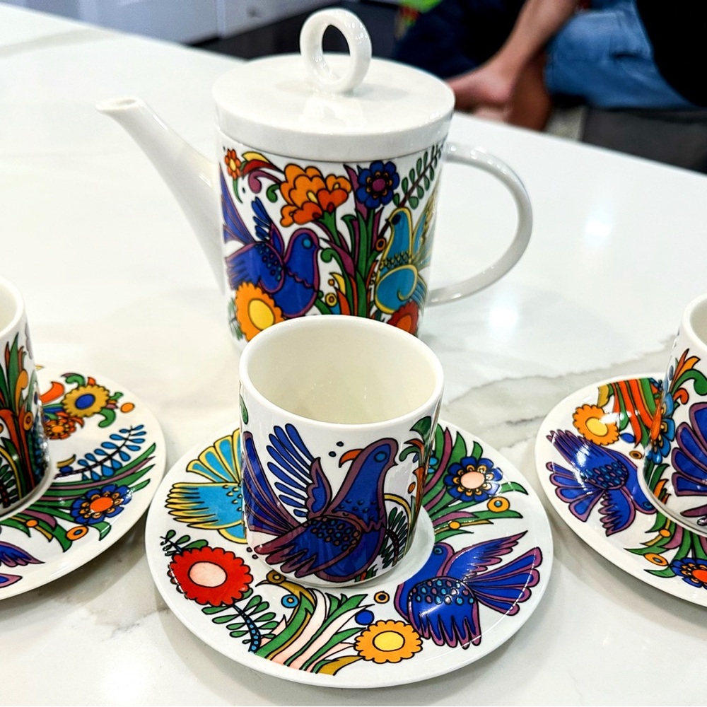 Villeroy and boch Acapulco set tea pot and 4 cups w saucer one saucer missing !